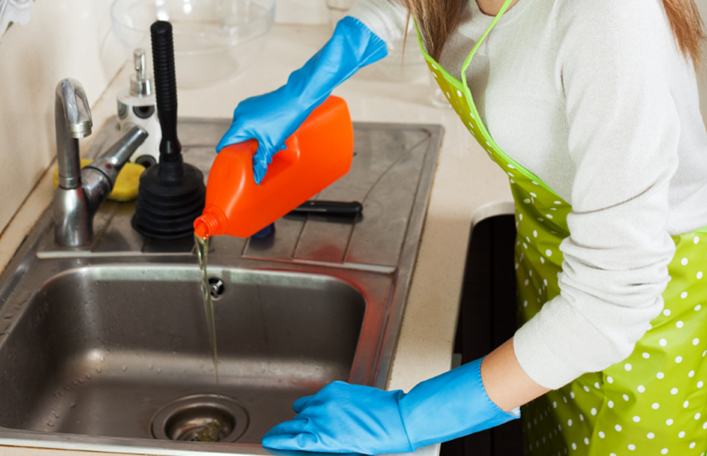 cleaning kitchen sink